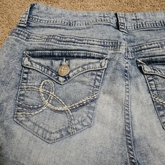 Cuffed Demin Shorts - Picture 4 of 4